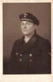 Studioaufnahme eines Angehörigen der Kriegsmarine, Maße: 6 x 8 cm, datiert 1942