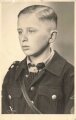 Studioaufnahme eines Angehörigen der Hitlerjugend, Maße: 9 x 14 cm, datiert 1942