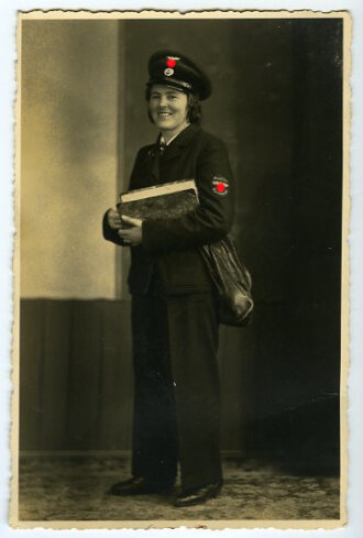 Studioaufnahme einer Angehörigen der Deutschen Reichpost, Maße: 8,5 x 13,5 cm