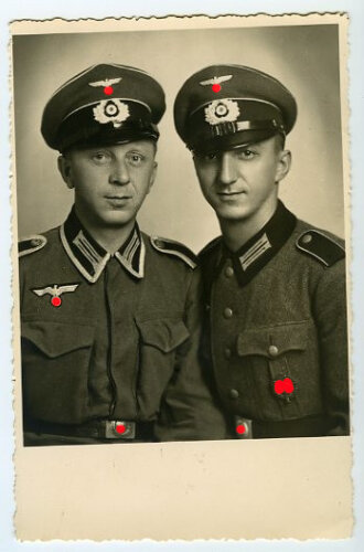 Studioaufnahme zweier Angehöriger der Wehrmacht....