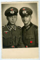 Studioaufnahme zweier Angehöriger der Wehrmacht. Maße: 8,5 x 13,5 cm