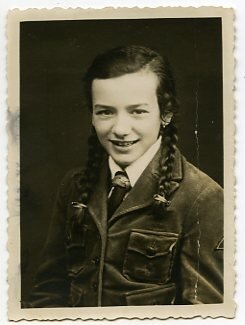 Studioaufnahme einer Angehörigen des BDM , Maße: 6 x 8,5 cm, datiert 1939