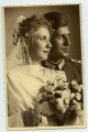 Studioaufnahme eines Angehörigen der Wehrmacht auf dessen Hochzeit, Maße: 9 x 14 cm