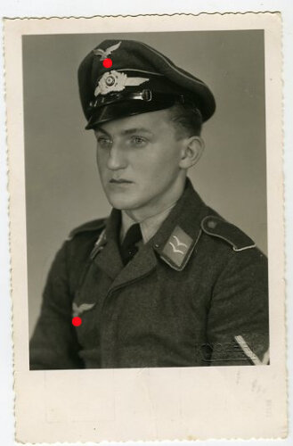 Studioaufnahme eines Angehörigen der Luftwaffe, Maße: 8,5 x 13,5 cm, datiert 1944