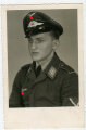 Studioaufnahme eines Angehörigen der Luftwaffe, Maße: 8,5 x 13,5 cm, datiert 1944