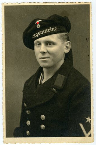 Studioaufnahme eines Angehörigen der Kriegsmarine, Maße: 8,5 x 13,5 cm