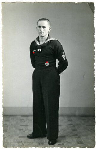 Studioaufnahme eines Angehörigen der Kriegsmarine, Maße: 8,5 x 13,5 cm