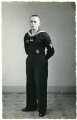 Studioaufnahme eines Angehörigen der Kriegsmarine, Maße: 8,5 x 13,5 cm