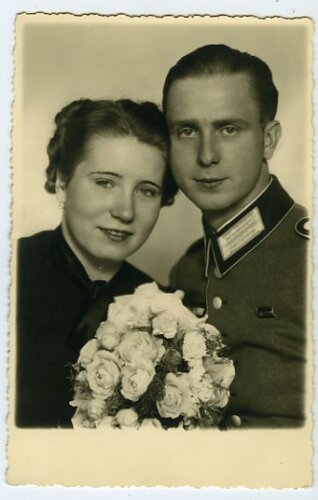 Studioaufnahme eines Angehörigen der Wehrmacht mit...