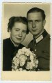 Studioaufnahme eines Angehörigen der Wehrmacht mit dessen Braut, Maße: 8,5 x 13,5 cm