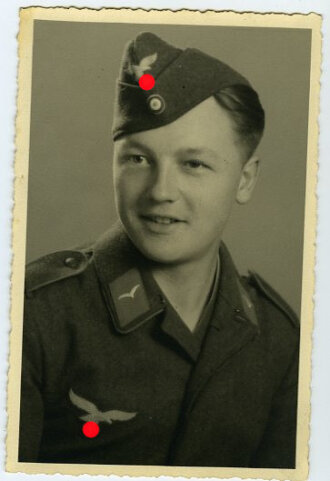 Studioaufnahme eines Angehörigen der Luftwaffe,...