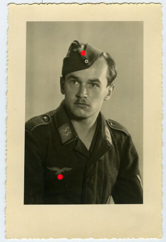 Studioaufnahme eines Angehörigen der Luftwaffe,...