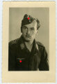 Studioaufnahme eines Angehörigen der Luftwaffe, Maße: 9 x 13,5 cm, datiert 1944