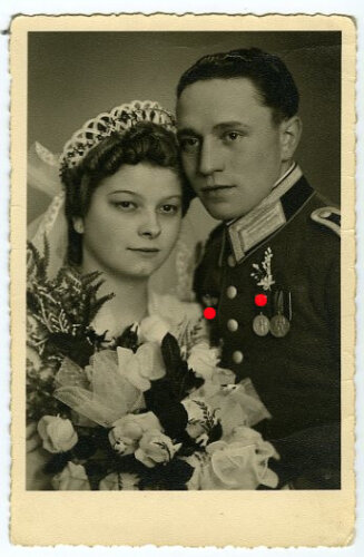 Studioaufnahme eines Angehörigen der Wehrmacht auf dessen Hochzeit, Maße: 8,5 x 13,5 cm, datiert 1940