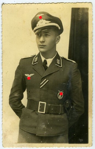 Studioaufnahme eines Angehörigen der Luftwaffe, Maße: 8,5 x 14 cm, datiert 1942