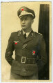 Studioaufnahme eines Angehörigen der Luftwaffe, Maße: 8,5 x 14 cm, datiert 1942