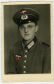 Studioaufnahme eines Angehörigen der Wehrmacht, Maße: 8,5 x 13,5 cm