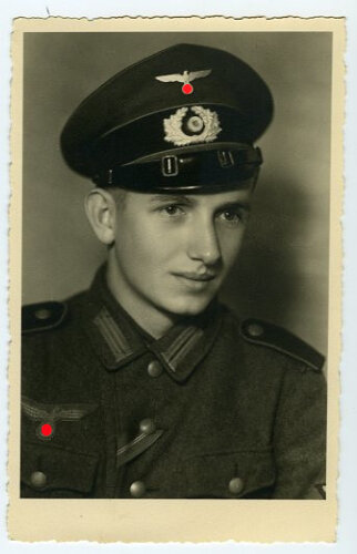 Studioaufnahme eines Angehörigen der Wehrmacht,...