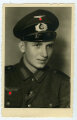 Studioaufnahme eines Angehörigen der Wehrmacht, Maße: 8,5 x 13,5 cm
