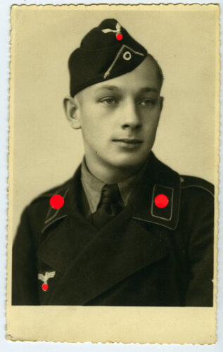 Studioaufnahme eines Angehörigen der Panzertruppe,...