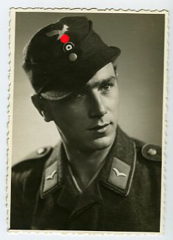 Studioaufnahme eines Angehörigen der Luftwaffe,...