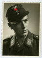 Studioaufnahme eines Angehörigen der Luftwaffe, Maße: 6 x 8,5 cm, datiert 1942