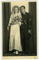 Studioaufnahme eines Angehörigen der Luftwaffe auf dessen Hochzeit, Maße: 8,5 x 14 cm