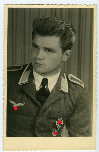 Studioaufnahme eines Angehörigen der Luftwaffe, Maße: 8,5 x 13,5 cm
