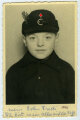 Studioaufnahme eines Angehörigen der Hitlerjugend, Maße: 8,5 x 13,5 cm, datiert 1940