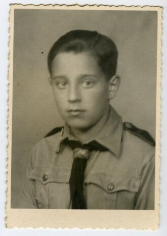 Studioaufnahme eines Angehörigen der Hitlerjugend, Maße: 5,5 x 8 cm