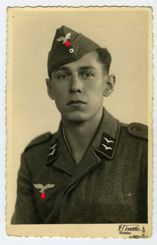 Studioaufnahme eines Angehörigen der Luftwaffe,...