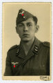Studioaufnahme eines Angehörigen der Luftwaffe, Maße: 8,5 x 13,5 cm, datiert 1941