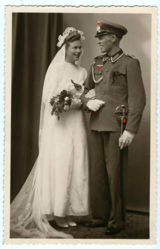 Studioaufnahme eines Angehörigen der Wehrmacht auf...