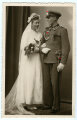 Studioaufnahme eines Angehörigen der Wehrmacht auf dessen Hochzeit, Maße: 9 x 14 cm