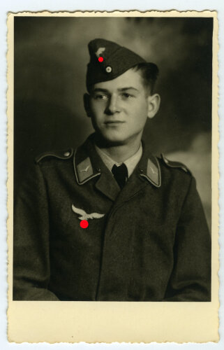 Studioaufnahme eines Angehörigen der Luftwaffe,...