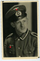 Studioaufnahme eines Angehörigen der Wehrmacht, Maße: 8,5 x 13,5 cm