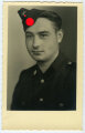Studioaufnahme eines Angehörigen der Waffen SS,undeutlich erkennbarer Totoenkopfkragenspiegel,  Maße: 8,5 x 13,5 cm