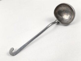 Schöpfkelle für eine Feldküche der Wehrmacht aus Aluminium, datiert 1938, Gesamtlänge ca. 37 cm