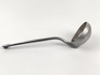 Schöpfkelle für eine Feldküche der Wehrmacht aus Aluminium, datiert 1938, Gesamtlänge ca. 37 cm