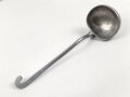 Schöpfkelle für eine Feldküche der Wehrmacht aus Aluminium, datiert 1938, Gesamtlänge ca. 37 cm