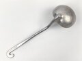 Schöpfkelle für eine Feldküche der Wehrmacht aus Aluminium, datiert 1938, Gesamtlänge ca. 37 cm