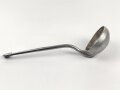 Schöpfkelle für eine Feldküche der Wehrmacht aus Aluminium, datiert 1938, Gesamtlänge ca. 37 cm