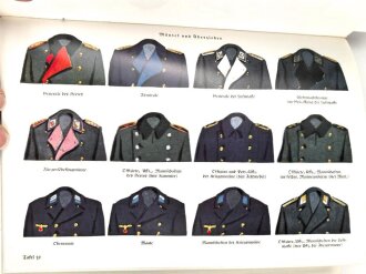 "Uniformen der Deutschen Wehrmacht einschließlich Ausrüstung und Seitenwaffen" ca. 200 Seiten, über DIN A5, gebraucht