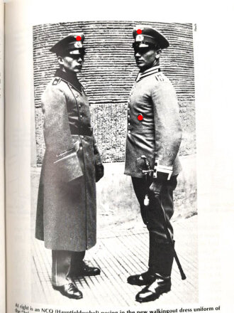 "Uniforms und Traditions of the German Army 1933-1945, Vol. 1" DIN A5, 415 Seiten, stark gebraucht, englisch