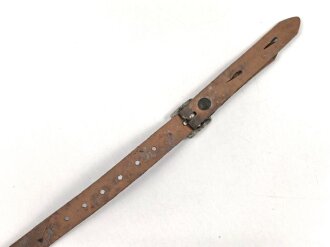 Stahlhelm Kinnriemen Wehrmacht, höchstwahrscheinlich neuzeitliche Fertigung. Ungereinigt