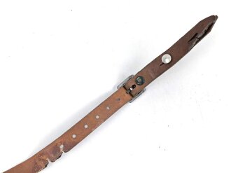 Stahlhelm Kinnriemen Wehrmacht, höchstwahrscheinlich neuzeitliche Fertigung. Ungereinigt