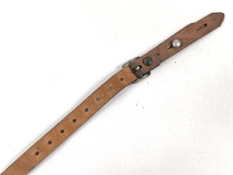 Stahlhelm Kinnriemen Wehrmacht, höchstwahrscheinlich neuzeitliche Fertigung. Ungereinigt