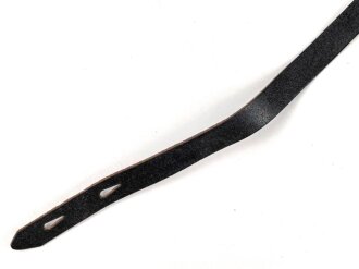 Stahlhelm Kinnriemen Wehrmacht, höchstwahrscheinlich neuzeitliche Fertigung. Ungereinigt