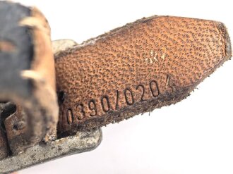 Stahlhelm Kinnriemen Wehrmacht, neuzeitliche Fertigung. Ungereinigt