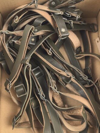 Kinnriemen für einen Tropenhelm der Wehrmacht. Grüne Ausführung für den Filzhelm. Gesamtlänge wie fotografiert etwa 40cm. Sie erhalten ein ( 1 ) ungereinigtes Stück aus altem Lagerbestand